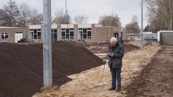Hans meet de SWR van de 40m dipool.